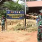 Komandan Kodim 1016 Palangka Raya, Kolonel Czi Wiwid Wahyu Hidayat berbincang dengan Wakil Bupati Gunung Mas, Efrensia L.P Umbing saat meninjau lokasi TMMD di Desa Bagung Sari, Kabupaten Gunung Mas, Kalimantan Tengah.