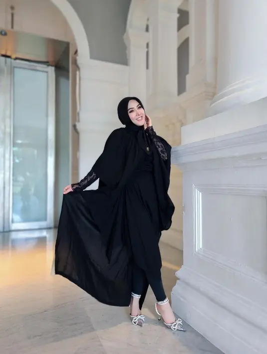 Cantiknya Syahrini dengan penampilan serba hitamnya. Di sini ia mengenakan sebuah dress dengan desain yang manis, dipadunya mengenakan manset hitam semi transparan, hijab hitam polos, dan high heels silver yang berkilauan. [Foto: Instagram/princessyahrini]