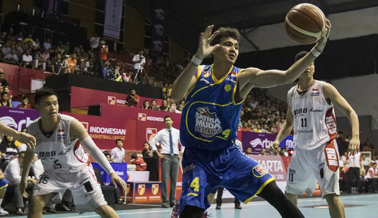 Pebasket Satria Muda Pertamina, Vamiga Michel, berusaha memasukan bola saat melawan M88 Aspac pada laga IBL Musim 2016 di Hall A Senayan, Jakarta, Sabtu (9/1/2016). (Bola.com/Vitalis Yogi Trisna)