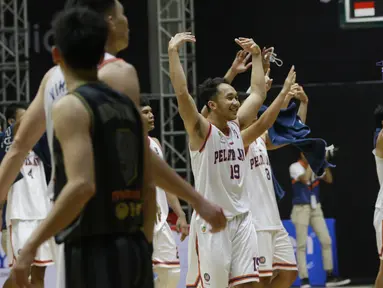 Sempat tertinggal dari West Bandits Solo hingga kuarter ketiga, Pelita Jaya berhasil comeback di kuarter keempat dan jadi pemenang di akhir laga dengan skor 87-81. Kemenangan tersebut merupakan yang keempat alias sapu bersih di 4 laga awal seri I IBL 2022. (Bola.com/M Iqbal Ichsan)