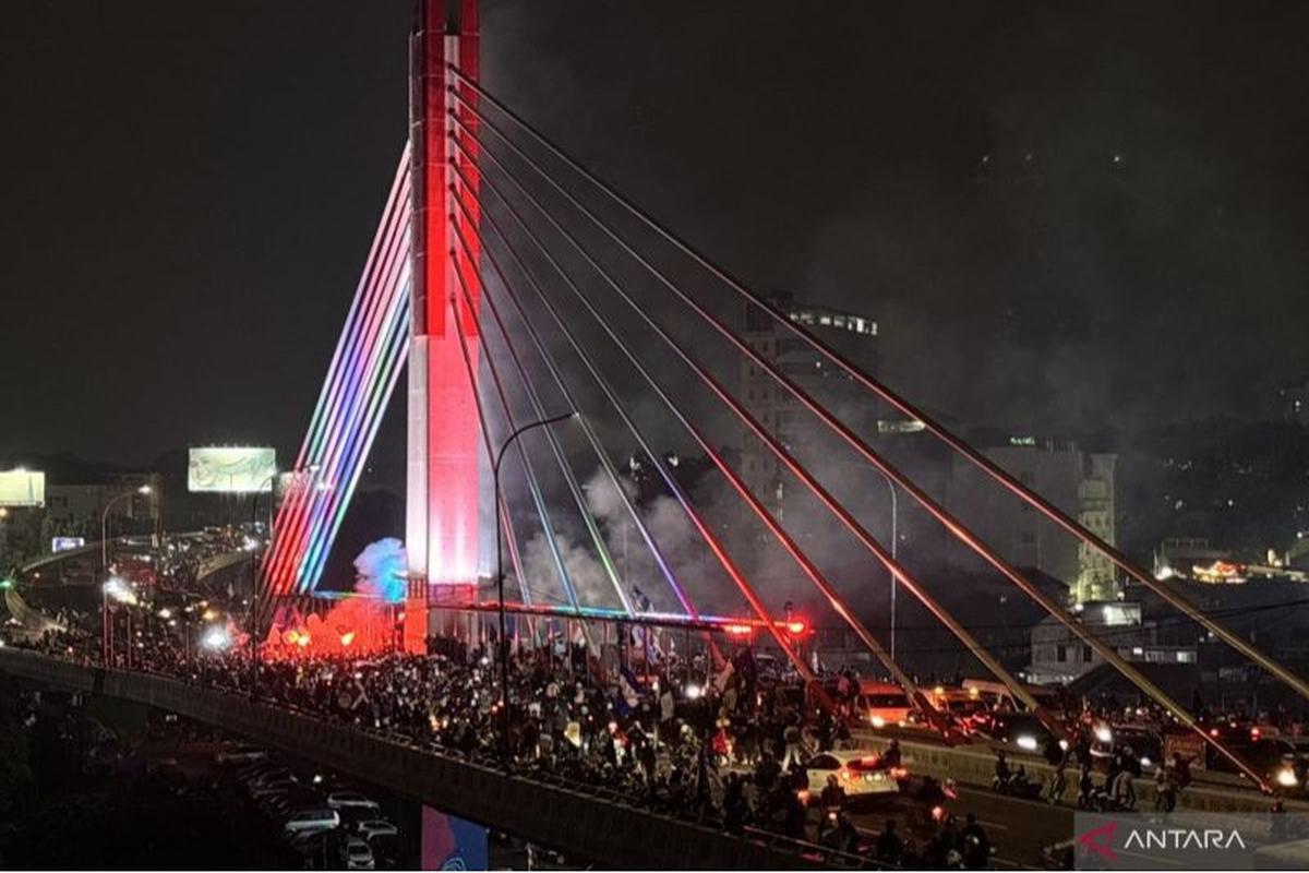 Ribuan Bobotoh Padati Flyover Pasupati Rayakan Kemenangan Persib Juara Liga 1