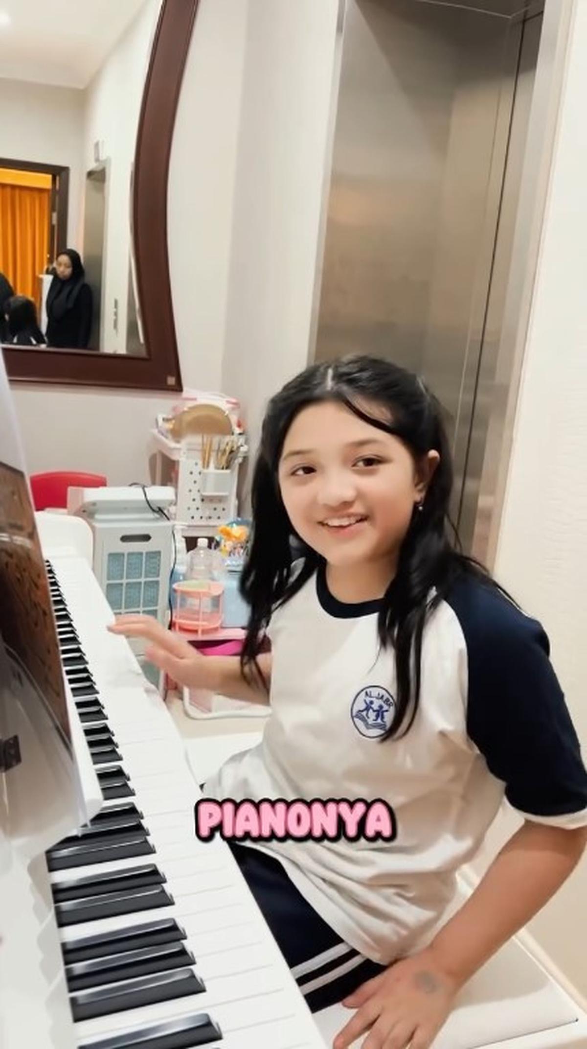 7 Potret Arsy Hermansyah Dapat Hadiah Piano Baru dari Anang dan Ashanty, Senangnya Luar Biasa