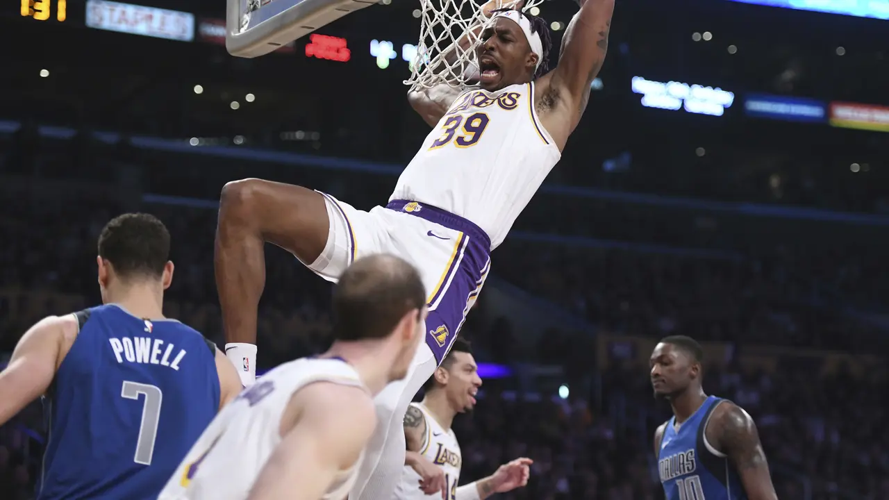 Dwight Howard melakukan dunk