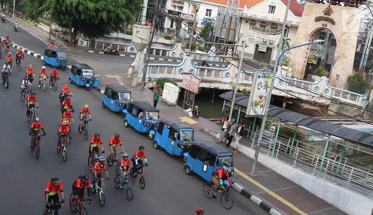 Peserta mengikuti kegiatan Gowes Bersama Indonesia Damai #iRide4Peace di Jakarta, Minggu (4/11). Acara ini dimeriahkan jajaran Polri, TNI, KPU, Bawaslu, komunitas sepeda, serta atlet sepeda nasional juga masyarakat umum. (Liputan6.com/Immanuel Antonius)