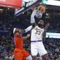 Bintang Lakers LeBron James mengacak-acak pertahanan Thunder di lanjutan NBA (AP)