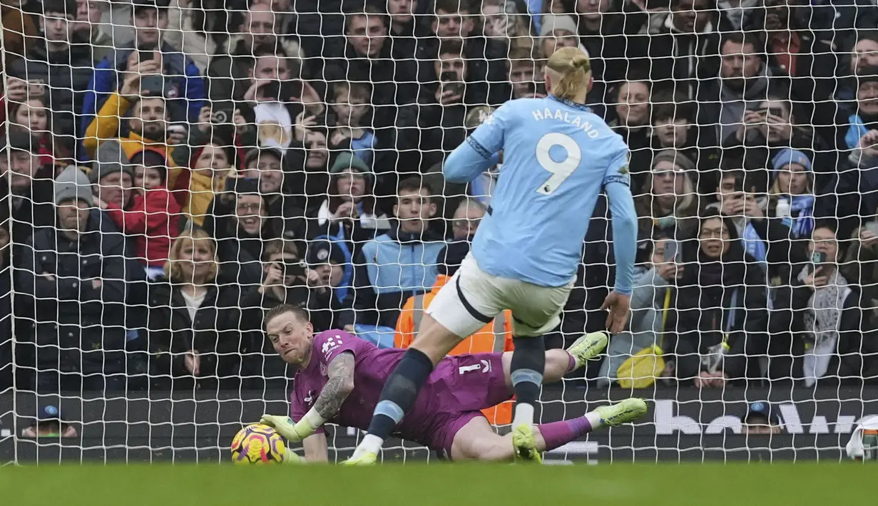 Kiper Manchester City, Jordan Pickford menepis tendangan penalti pemain Manchester City, Erling Haaland pada laga lanjutan Liga Inggris 2024/2025 di Etihad Stadium, Manchester, Inggris, Kamis (26/12/2024). (AP Photo/Martin Rickett)