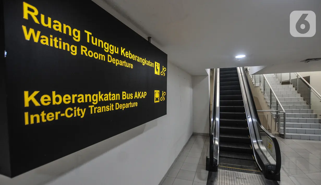 Suasana sepi di ruang tunggu penumpang Terminal Pulogebang, Jakarta, Senin (10/5/2021). Hingga sore ini tercatat hanya 16 penumpang dan 4 bus yang berangkat dari Terminal Pulogebang dengan tujuan kota di Jawa Tengah, Timur, dan Madura. (merdeka.com/Iqbal S Nugroho)
