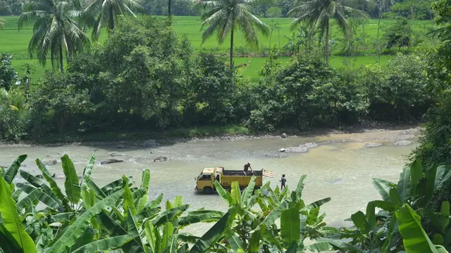 Meski dilarang, penambangan pasir massif terjadi di Sungai Luk Ulo di Kawasan Konservasi Geologi Karangsambang, Kebumen, Jawa Tengah. (Liputan6.com/Muhamad Ridlo)