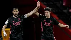 Striker Real Madrid, Karim Benzema (kiri) melakukan selebrasi usai mencetak gol keempat timnya ke gawang Granada dalam laga lanjutan Liga Spanyol 2020/2021 pekan ke-36 di Los Carmenes Stadium, Granada, Kamis (13/5/2021). Real Madrid menang 4-1 atas Granada. (AP/Fermin Rodriguez)