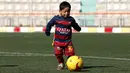 Murtaza Ahmadi (5) memakai jersey Barcelona bernama Messi saat bermain sepak bola di markas Federasi Sepak Bola Afghanistan di Kabul , Afghanistan, (2/2). Bintang Barcelona Lionel Messi dikabarkan akan bertemu dengan bocah ini. (REUTERS / Omar Sobhani)