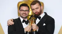 Jimmy Napes dan Sam Smith meraih penghargaan lagu Orisinal Terbaik Oscar 2016 untuk film James Bond "Spectre" berjudul "Writing's on the Wall" (REUTERS/Mike Blake)