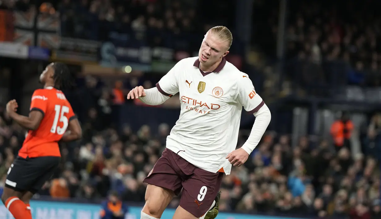 Selebrasi striker Manchester City, Erling Haaland setelah menjebol gawang Luton Town untuk yang kedua kalinya pada laga putaran kelima Piala FA 2023/2024 di Kenilworth Road Stadium, Luton, Selasa (27/2/2024). (AP Photo/Alastair Grant)