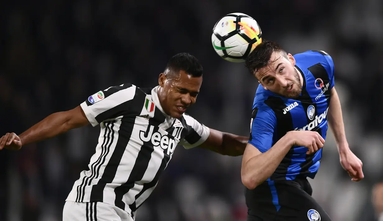 Duel pemain Juventus, Alex Sandro (kiri) dan pemain Atalanta, Bryan Cristante pada lanjutan Serie A di Allianz Stadium, Turin, (14/3/2018). Juventus menang 2-0. (AFP/Marco Bertorello)