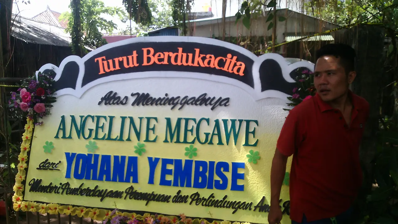 Warga Hingga Menteri Letakkan Bunga di Halaman Rumah Angeline