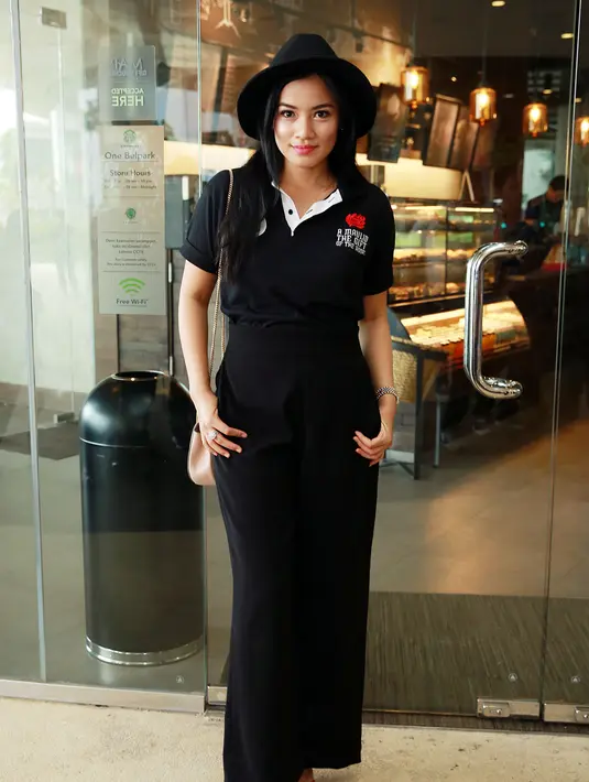  "Dia bisa dikontrol alhamdulillah anteng tapi tetep aktif. Cuma bisa diatur apa yang harus dihindari. Bisa kita kasih tau alasan-alasan ini boleh sama enggaknya," tukas wanita kelahiran Jakarta, 7 Desember 1981 ini. (Deki Prayoga/Bintang.com)