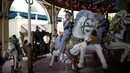 Sejumlah Anak yang kesempatan untuk mengalami kehidupan sebagai biksu selama dua minggu menikmati permainan di taman hiburan Everland, Yongin, Korea Selatan, (9/5). (REUTERS / Kim Hong-Ji)