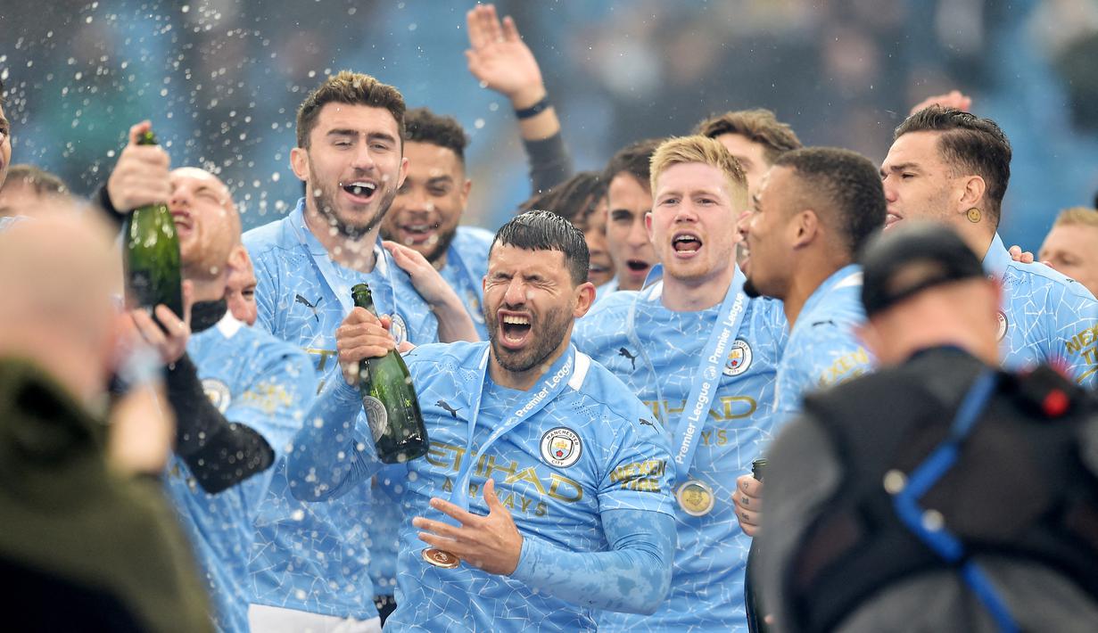 Striker Manchester City, Sergio Aguero, melakukan selebrasi bersama rekannya usai menjuarai Liga Inggris di Stadion Etihad, Minggu (24/5/2021). City menang dengan skor 5-0. (Peter Powell/Pool/AFP)
