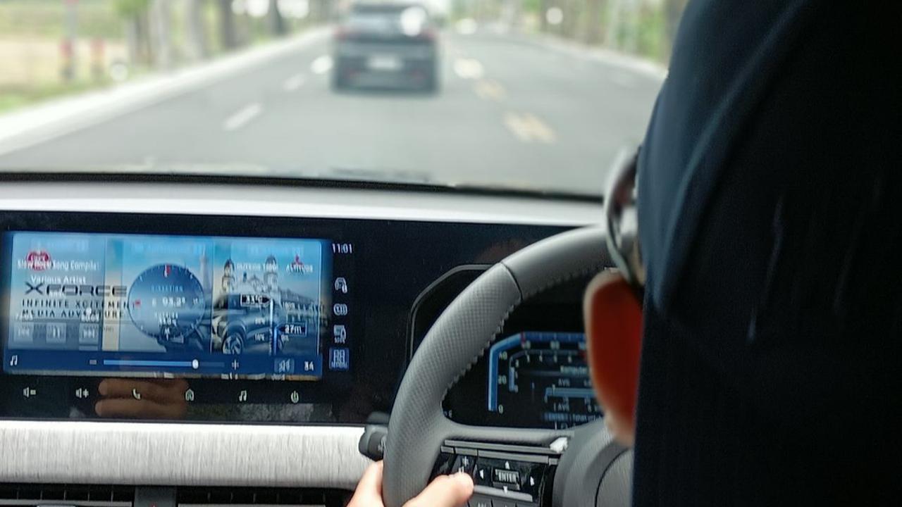 “Jadi di mobil ini ada delapan drive mode termasuk D Sport. Bahkan kalau turunan ada satu lagi: Low. Jadi fitur drive sport (DS) memungkinkan laju mobil lebih cepat --bekerja dengan&nbsp; memanipulasi transmisi untuk bereaksi lebih cepat."&nbsp;<br>
