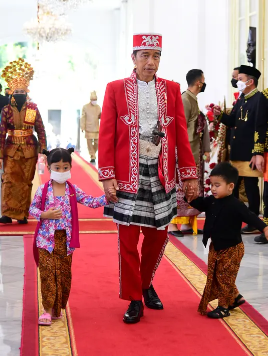 Presiden Joko Widodo (Jokowi) ditemani cucunya, Sedah Mirah dan Panembahan Al Nahyan Nasution pada Upacara Peringatan Detik-Detik Proklamasi Kemerdekaan ke-77 Republik Indonesia di Istana Merdeka, Jakarta, Rabu (17/8/2022). Selendang berwarna pink pun mempermanis penampilan anak pertama pasangan Bobby Nasution dan Kahiyang Ayu itu. (Foto: Muchlis Jr - Biro Pers Sekretariat Presiden)