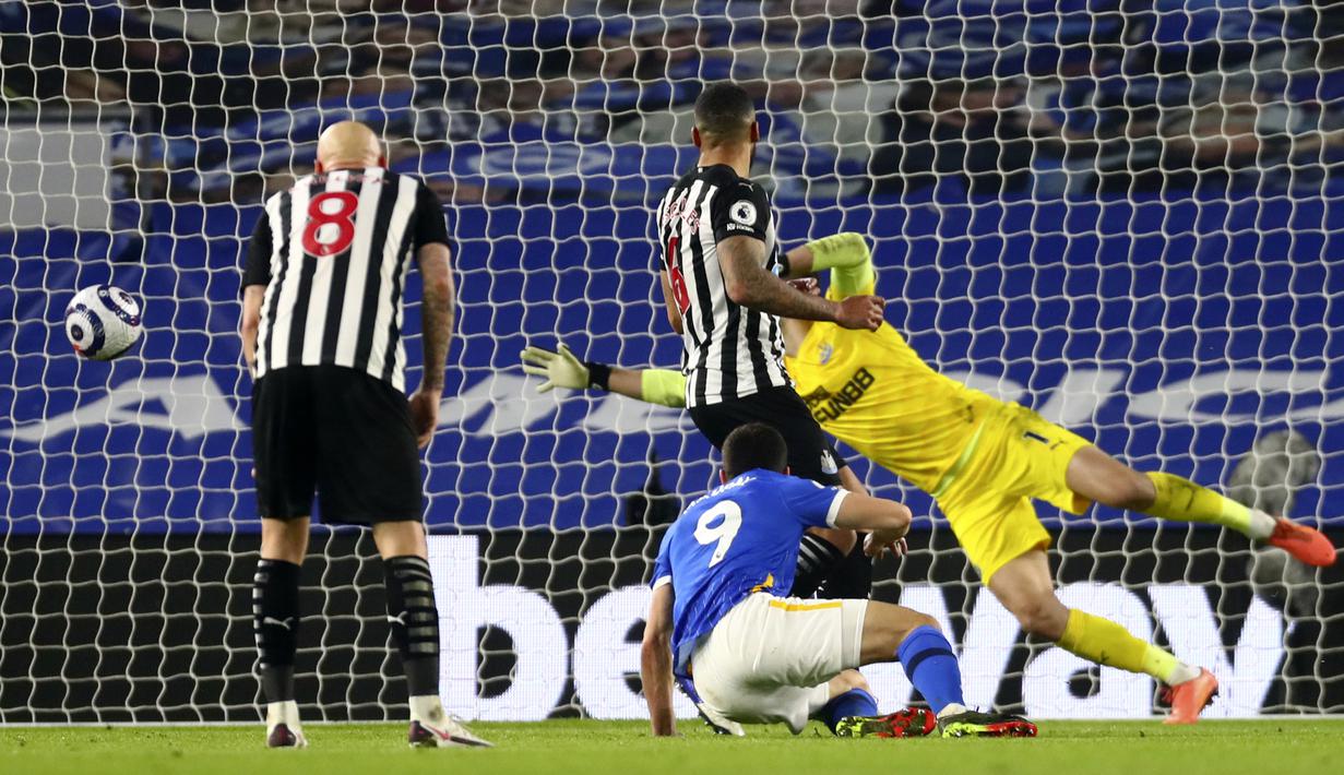 Striker Brighton and Hove Albion, Neal Maupay (tengah) mencetak gol ketiga timnya ke gawang Newcastle United dalam laga lanjutan Liga Inggris 2020/2021 pekan ke-29 di Falmer Stadium, Brighton, Sabtu (20/3/2021). Brighton menang 3-0 atas Newcastle United. (AP/Clive Rose/Pool)
