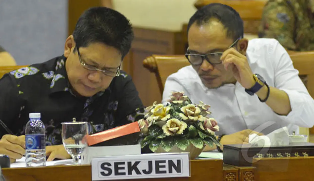 Menteri Tenaga Kerja Hanif Dhakiri (kanan) bersama Sekjen Kemenakertrans, Abdul Wahab Bangkona (kiri) mengikuti raker  dengan Komisi IX di Kompleks Parlemen, Jakarta, Selasa (3/2/2015). (Liputan6.com/Andrian M Tunay)
