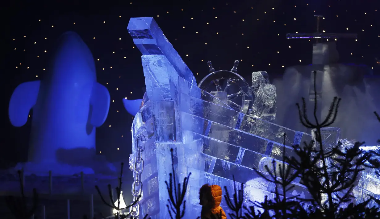 Kapal yang terbuat dari es di kerajaan es Hyde Park Winter Wonderlands Magical Ice, London, Kamis (17/11). Hyde Park Winter Wonderlands Magical Ice dibuka untuk memeriahkan musim dingin di Inggris. (Reuters/stefan wermuth)