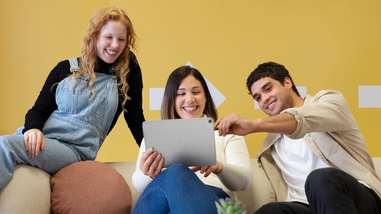 Cara Bertahan Gen Z di Kantor: Pura-Pura Sibuk dengan Ngetik Keyboard Keras-Keras