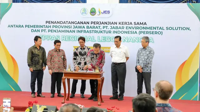 Menko Marves Luhut B. Pandjaitan menghadiri penandatanganan MoU antara Pemprov Jabar dengan PT. Jabar Environment Solutin (JES) Jepang di Gedung Sate, Bandung, Jawa Barat, Jumat (28/6/2024). (Foto: Kemenko Marves)