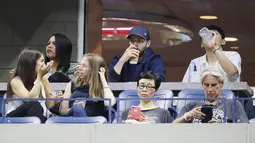 Penyanyi Justin Timberlake saat menyaksikan pertandingan Roger Federer dari Swiss melawan petenis Jerman Philipp Kohlschreiber pada Turnamen AS Terbuka 2017 di USTA Billie Jean King National Tennis Center di New York (4/9). (Abbie Parr/Getty Images/AFP)