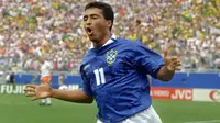 Romario yang telah pensiun pada Januari 2010 bersama America-RJ pernah membela Barcelona selama satu setengah musim mulai 1993/1994 hingga tengah musim 1994/1995. Ia didatangkan Barcelona dari PSV Eindhoven pada awal musim 1993/1994 dengan nilai transfer 8 juta euro dan langsung mempersembahkan gelar La Liga pada musim debutnya sekaligus menjadi top skor La Liga 1993/1994 dengan mencetak 30 gol. Bersama Barcelona ia total tampil dalam 65 laga di semua kompetisi dengan torehan 39 gol dan 11 assist. (AFP/Bob Daemmrich)