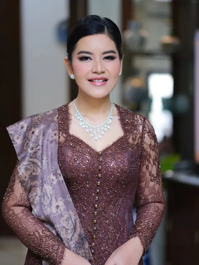Pesona Kahiyang Ayu Dipulas Pinkish Glam Makeup yang Dipadu dengan Beragam Warna Kebaya