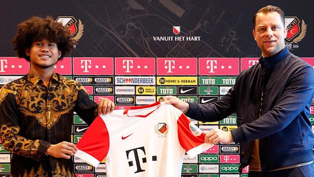 Bagus Kahfi mengenakan batik saat menandatangani kontrak bersama FC Utrecht.