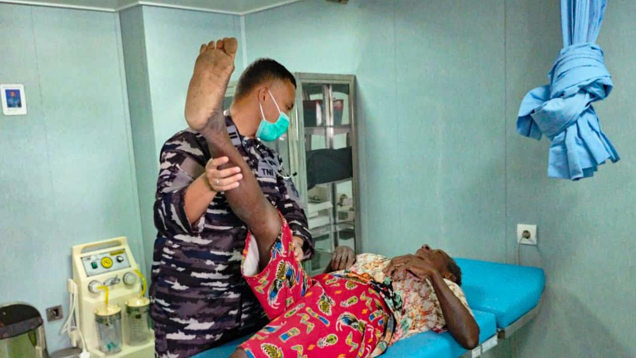 KRI Wahidin Sudirohusodo Layani Ratusan Warga Papua di Dermaga Wanam