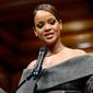 Penyanyi Rihanna berpidato setelah menerima penghargaan Humanitarian of the Year 2017 dari Universitas Harvard di Cambridge, (28/2). Rihanna meraih penghargaan berkat perannya di berbagai kegiatan amal dan sosial. (AP Photo/Steven Senne)