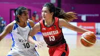 Pebasket Indonesia, Christine Tjundawan, berusaha melewati pebasket India, Madhu Kumari, pada Babak Penyisihan Basket Putri Grup X Asian Games ke 18 di Hall Basket Senayan, Jakarta Kamis (23/8). ANTARA FOTO/INASGOC/Wayhudin/Aa/18