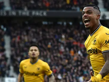 Pemain Wolverhampton Wanderers Mario Lemina merayakan gol ke gawang Chelsea pada pertandingan sepak bola Liga Inggris di Stadion Molineux, Wolverhampton, Inggris, Minggu (24/12/2023). (AP Photo/Rui Vieira)