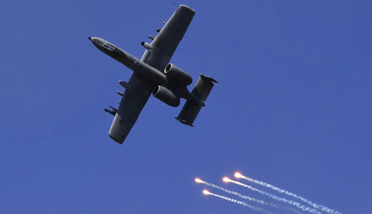 Sebuah pesawat militer ikut dalam latihan militer antara AS dan Korsel di Seungjin, Seoul, Rabu (26/4). Latihan gabungan tersebut diselenggarakan berkenaan dengan spekulasi uji nuklir Pyongyang yang ke-enam. (AFP PHOTO / JUNG Yeon-Je)