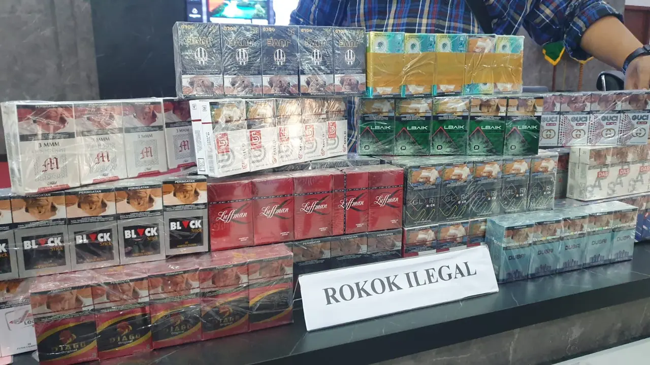 Tumpukan rokok ilegal alias tanpa cukai dalam rilis kasus pengungkapan rokok ilegal di Kejari Garut, Jumat (4/8/2023). (Liputan6.com/Jayadi Supriadin)