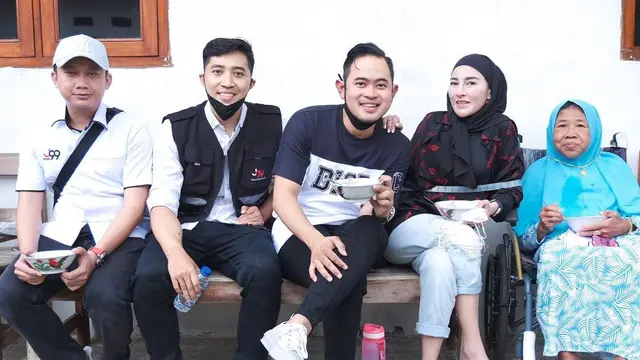 Ditelantarkan ke Panti Jompo, Ini 6 Momen Gilang Widya Crazy Rich Malang Jenguk Ibu Trimah yang Viral