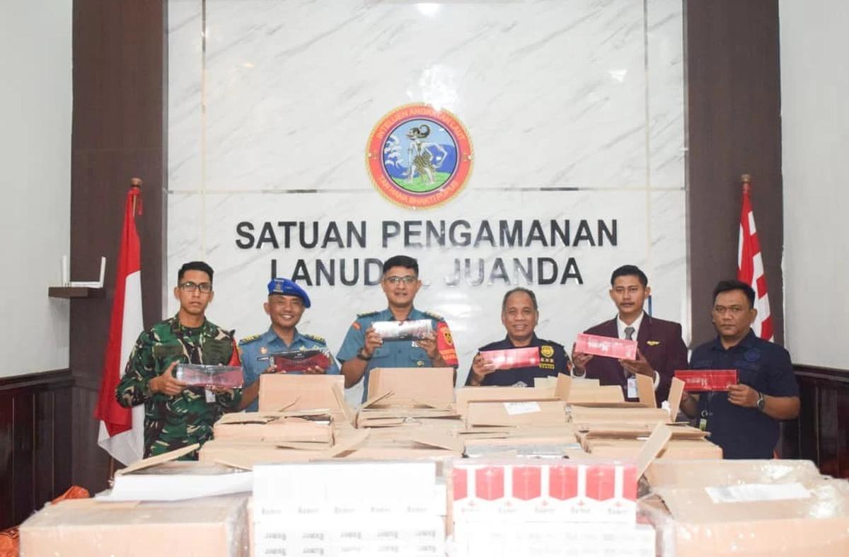 FOTO: Satgaspam TNI AL Gagalkan Pengiriman Ribuan Rokok Ilegal di Bandara Juanda
