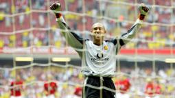 Pada musim debutnya di Manchester United Tim Howard menggunakan nomor punggung 14. Pemain asal Amerika Serikat ini tercatat tampil untuk Setan Merah sebanyak 77 kali dan sukses menorehkan 31 clean sheet. (AFP/Nicolas Asfouri)
