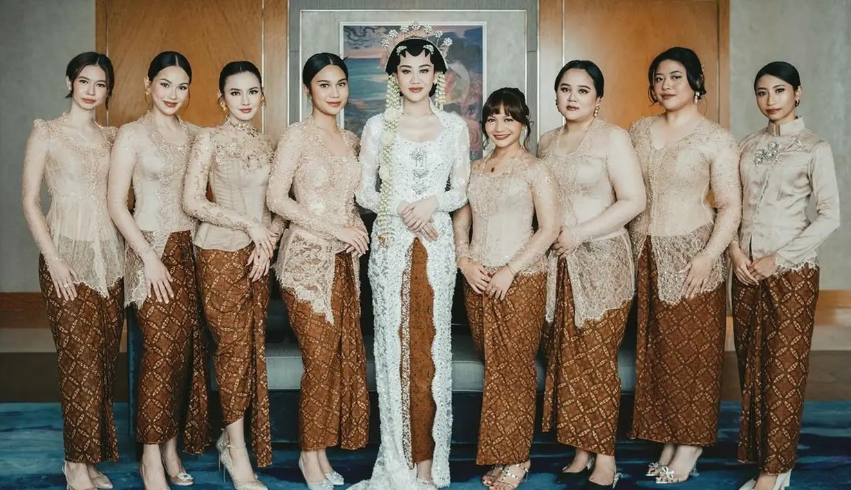 Amel Carla, Azizah Salsha, dan Alyssa Daguise memilih kebaya model kutubaru. [@alyysadaguise].