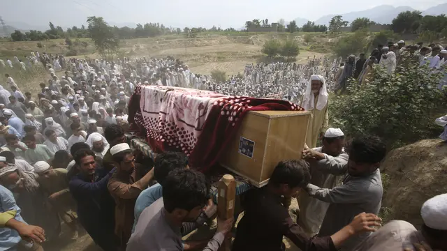 Pemakaman Korban Bom Bunuh Diri di Pakistan