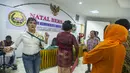 Sejumlah waria yang tergabung dalam Forum Komunikasi Waria Indonesia (FKWI) saat menggelar perayaan Natal Bersama di Jakarta, Sabtu (27/12/2014). (ANTARA FOTO/Ismar Patrizki)