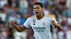 Pemain Real Madrid Jude Bellingham melakukan selebrasi usai mencetak gol ke gawang Barcelona pada pertandingan sepak bola Liga Spanyol di Stadion Olimpiade, Barcelona, Spanyol, Sabtu (28/10/2023). Real Madrid menang 2-1 atas Barcelona. (AP Photo/Joan Monfort)