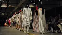 LAKON Indonesia menutup gelaran JF3 2023 dengan show koleksi "RIK 062324 L" di Mall Kelapa Gading, Jakarta Utara, 26 Juli 2023. (Liputan6.com/Asnida Riani)