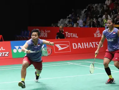 Pebulu tangkis ganda putri indonesia, Greysia Polii/Apriyani Rahayu saat melawan pasangan Jepang Misaki Matsutomo/Ayaka Takahashi di final Indonesia Masters 2018, Jakarta, Minggu (28/1). Greysia/Apriyani kalah 17-21, 12-21. (Liputan6.com/Angga Yuniar)