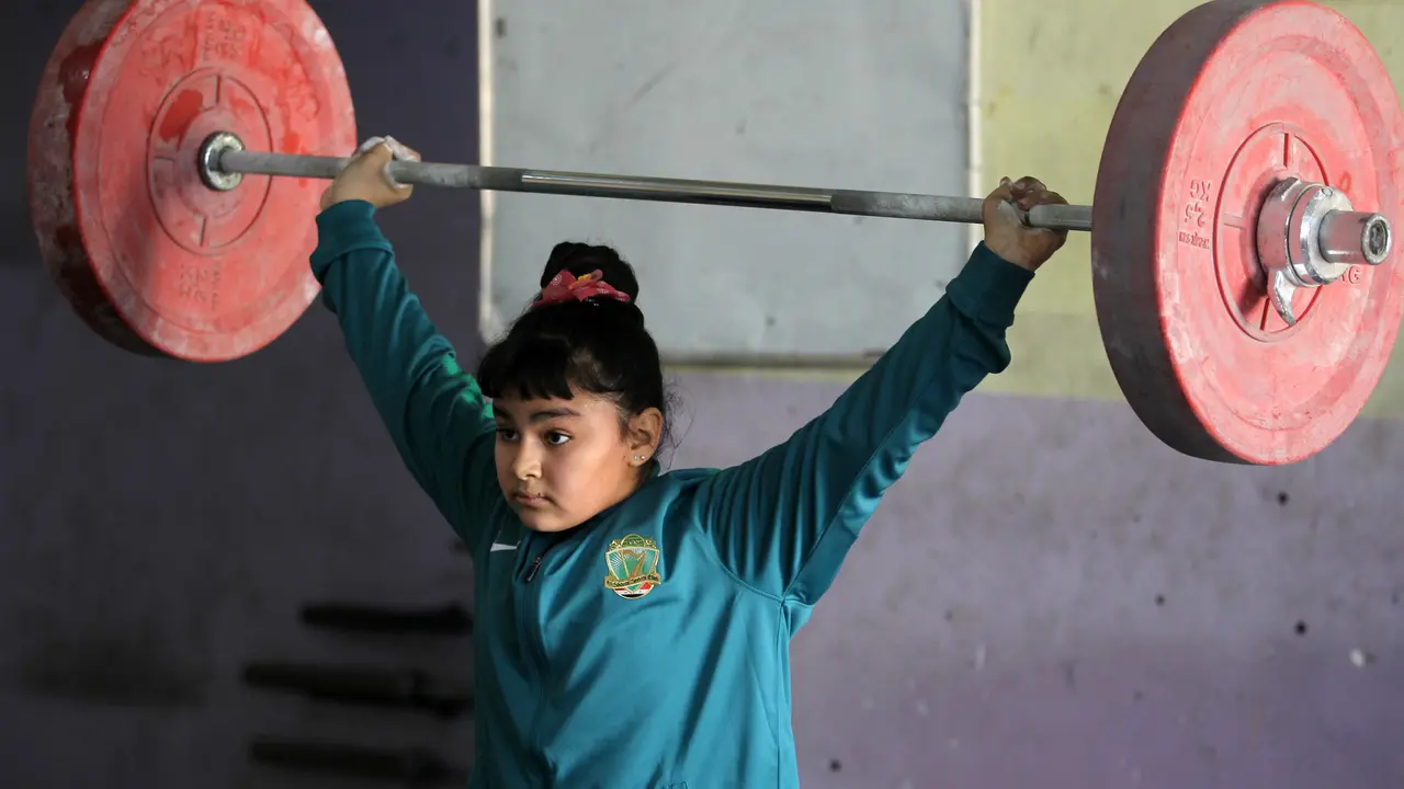 Berburu Mendali, Begini Cara Latihan Atlet Angkat Besi Wanita di Irak