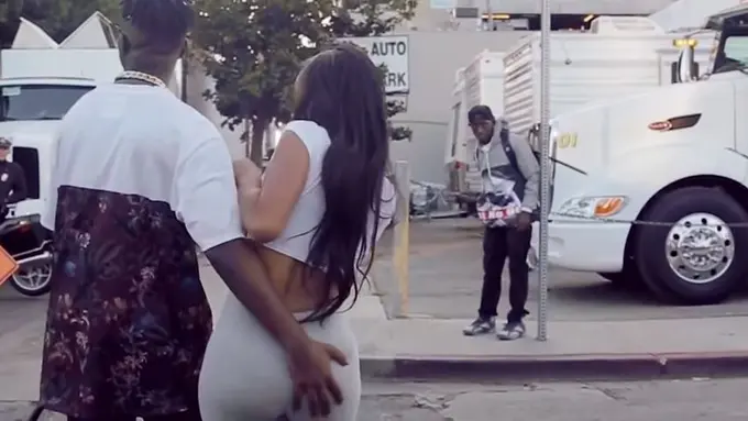 Boys! Begini Cara Pegang Bokong Cewek Tanpa Kena Tampar