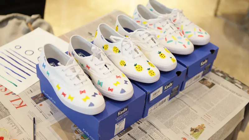 Belajar Menggambar dan Melukis di Sepatu Keds Champion White